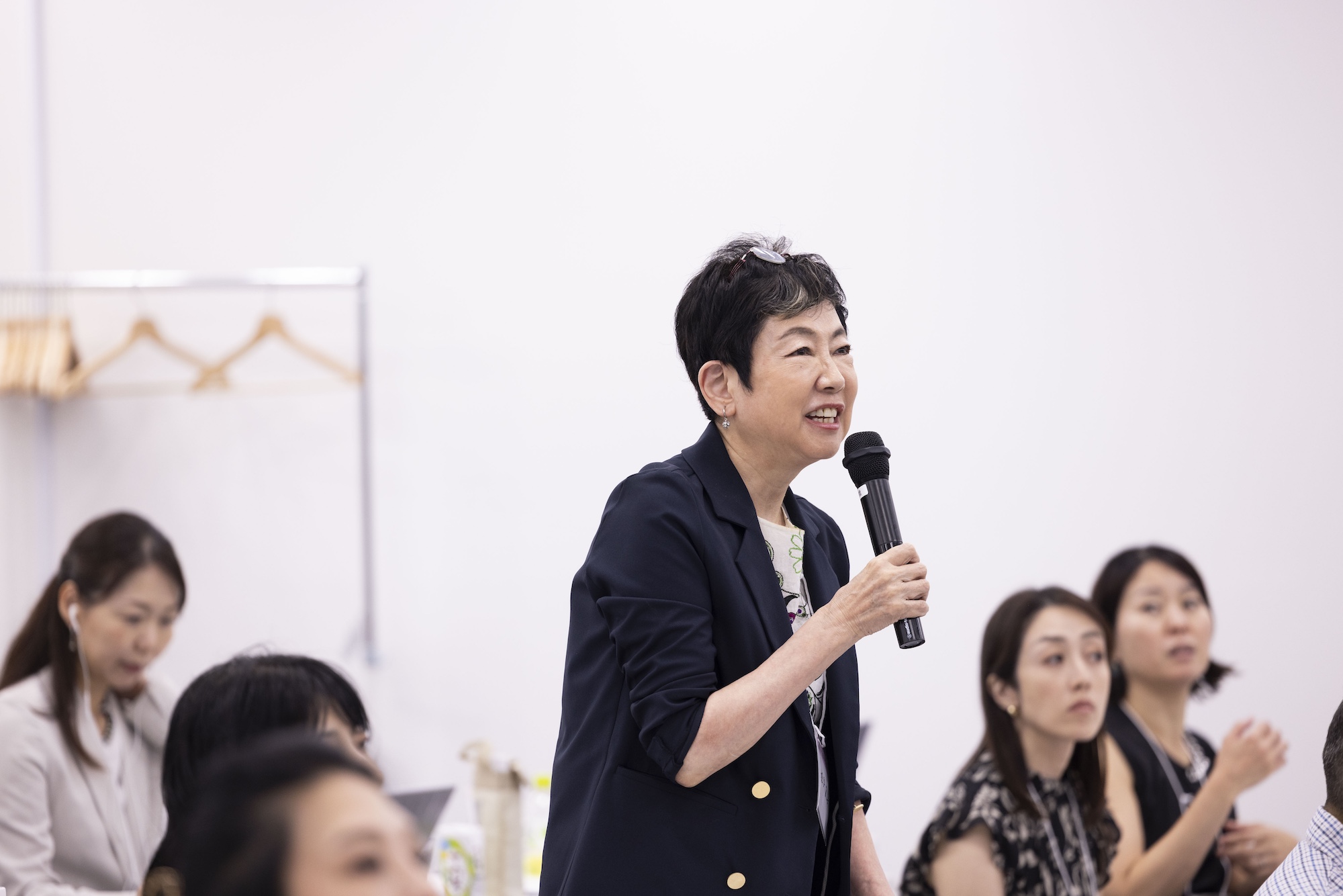 参加者が会場で質問している様子
