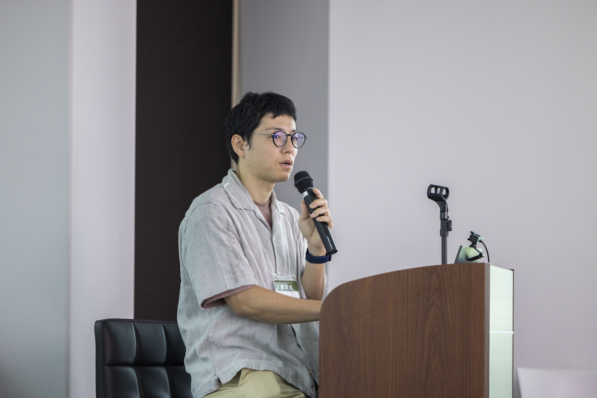 登壇者が演台で発表している様子