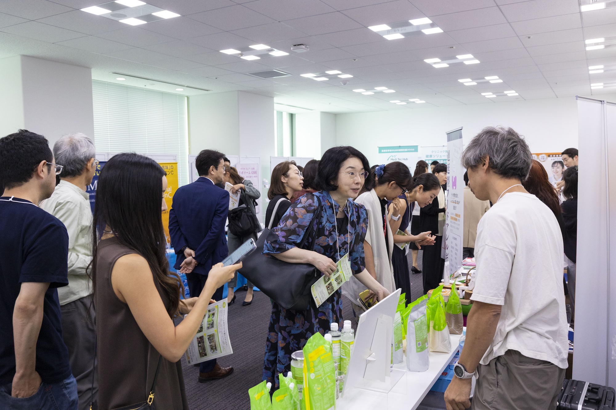 協賛企業ブースに多くの参加者が集まっている様子