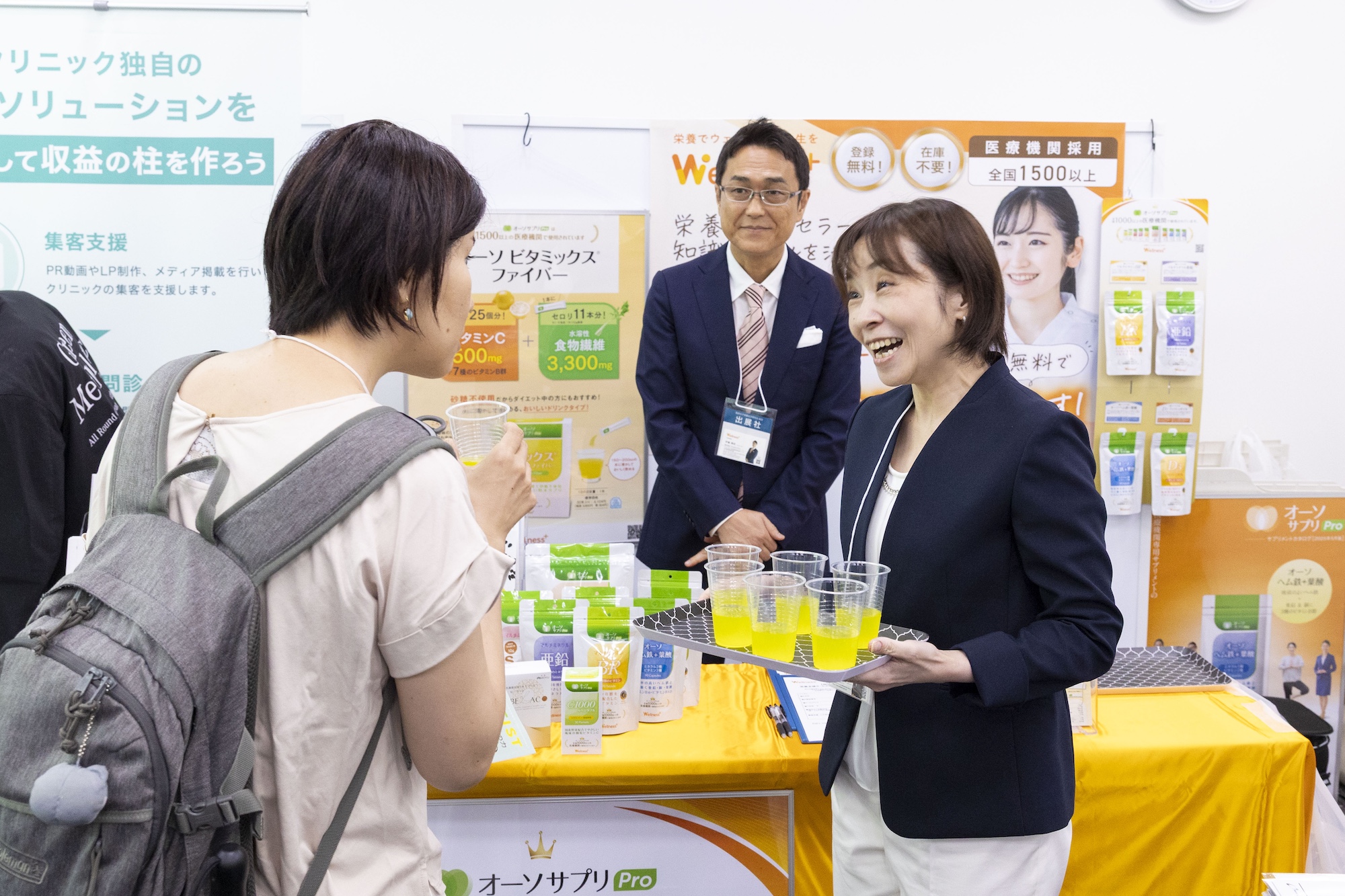 協賛企業ブースで試飲をしながら交流している様子