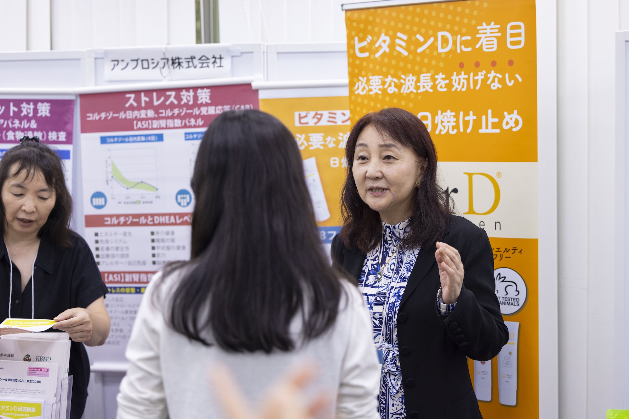 協賛企業ブースで参加者と企業担当者が話している様子